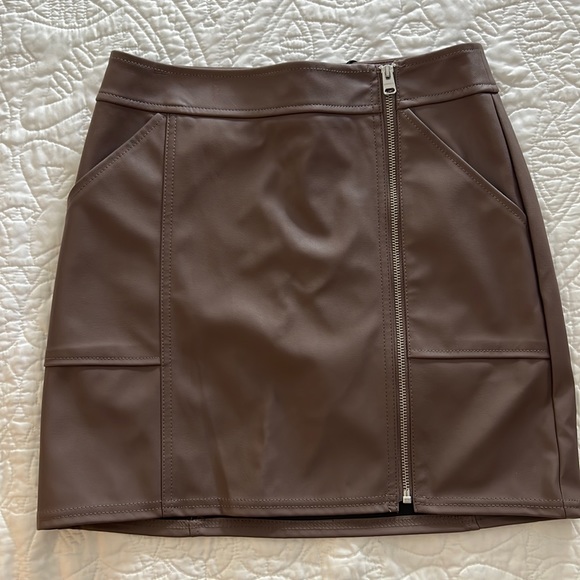 BRAND NEW Express Faux leather zip up skirt - Picture 1 of 3